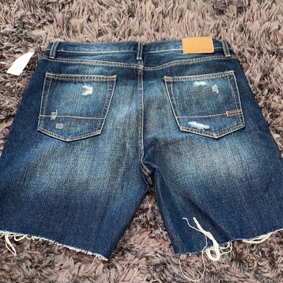 Aeropostale loose cut- off denim shorts size 32. Like new condition. - Picture 4 of 7